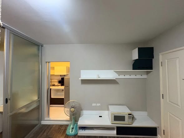 bedroom and room interior of D Condo Sukhumvit 109