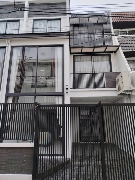 fire escape of EKKAMAI22 – RARE HOME