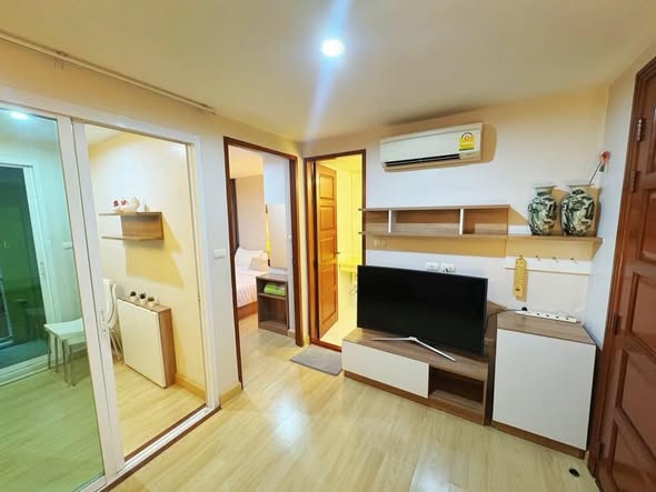 bedroom and room interior of Emerald Residence Ratchada Condominium
