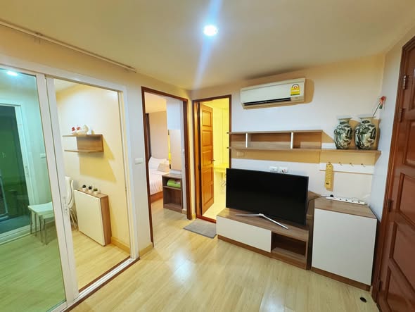 bedroom and room interior of Emerald Residence Ratchada Condominium