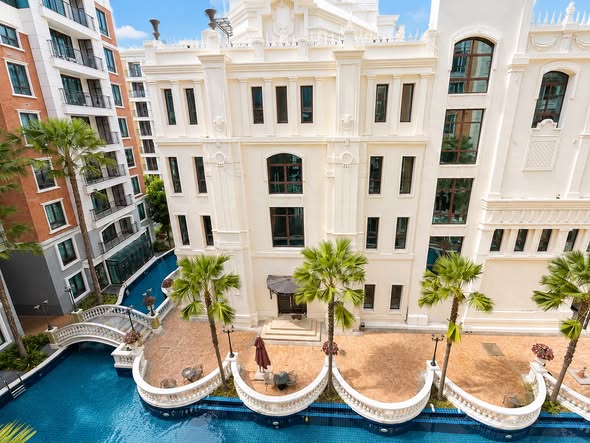 pool of Espana Condo Resort Pattaya