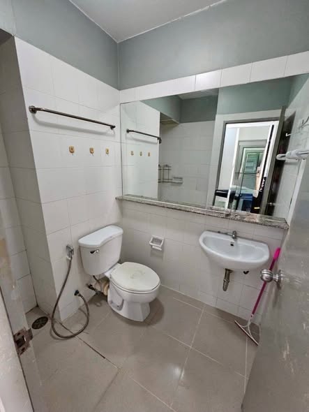 bathroom of i-House Laguna Garden RCA – Building A (Blue)
