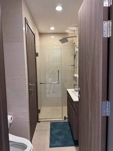 room interior and bathroom of Ideo Mobi Sukhumvit 66