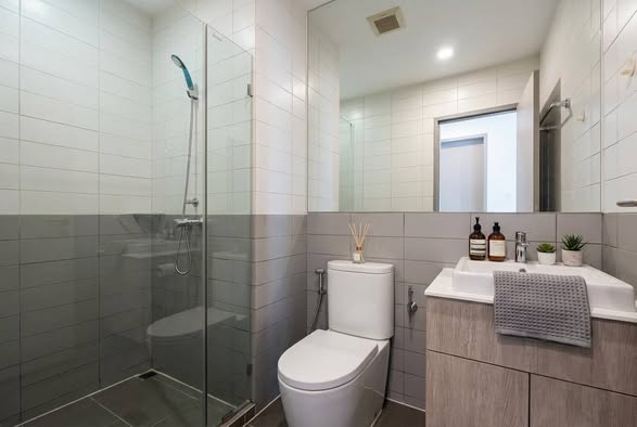 room interior and bathroom of Ideo Mobi Sukhumvit 81
