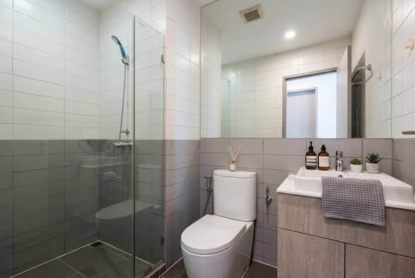 room interior and bathroom of Ideo Mobi Sukhumvit 81