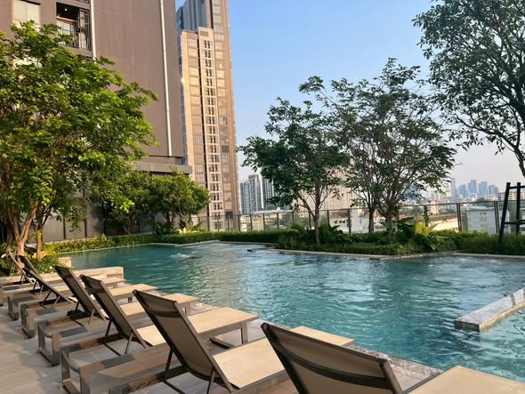 pool of IDEO Sukhumvit Rama 4 ไอดีโอ สุขุมวิท-พระราม 4