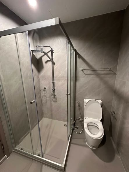room interior and bathroom of IDEO Sukhumvit Rama 4 ไอดีโอ สุขุมวิท-พระราม 4