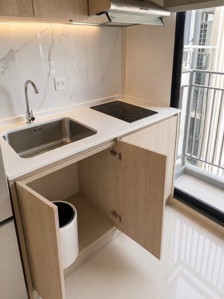 bathroom and kitchen of IKON SUKHUMVIT 77 CONDOMINIUM