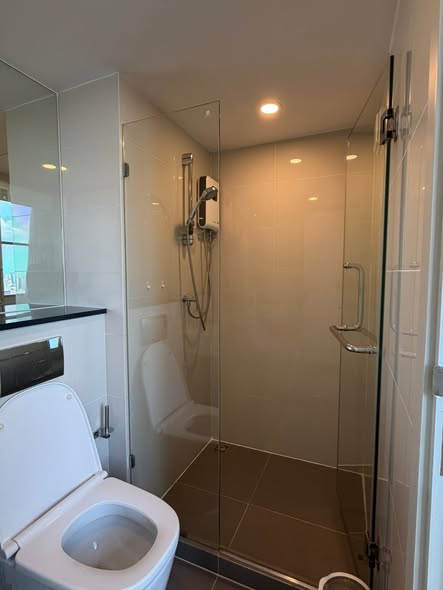 room interior and bathroom of KnightsBridge Prime Sathon