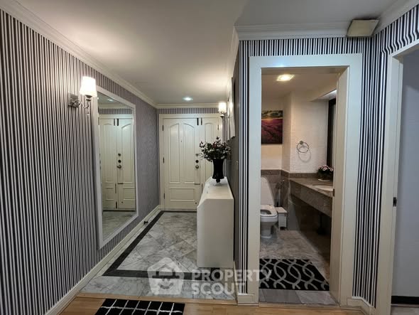 bathroom of Las Colinas