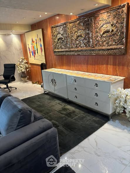 living room and room interior and bathroom of Las Colinas