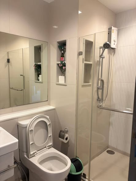 room interior and bathroom of Life Asoke – Rama 9