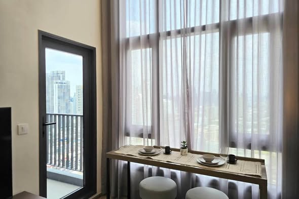 room interior of Life Rama 4 – Asoke