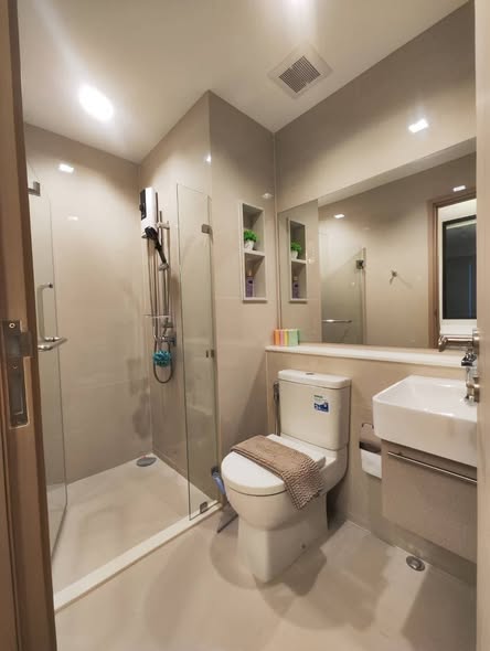bathroom of Life Sathorn Sierra ไลฟ์ สาทร เซียร์รา