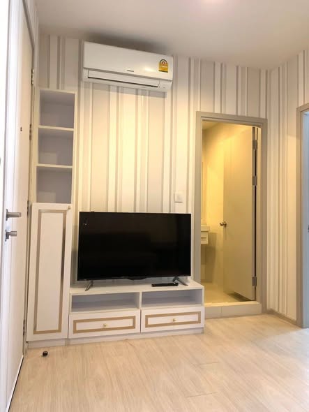 bedroom and room interior of Life Sukhumvit 48