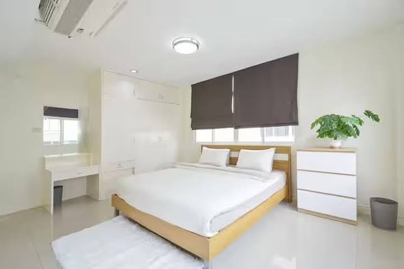 bedroom of Lily House Mansion