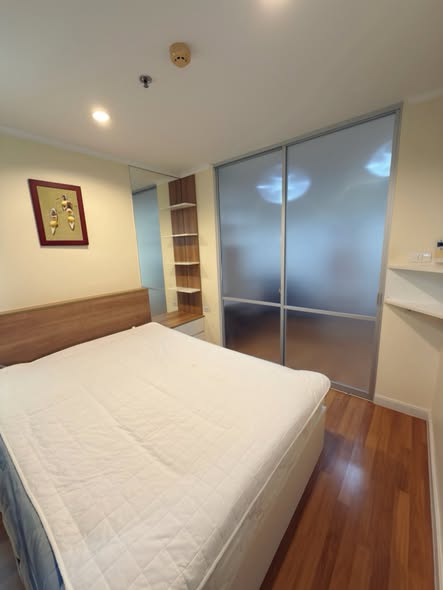 bedroom and room interior of Lumpini Place Ratchayotin