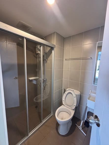 room interior and bathroom of Lumpini Selected Charan 65 – Siridhorn Station