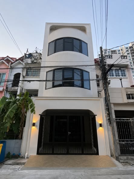 Maneeya ville