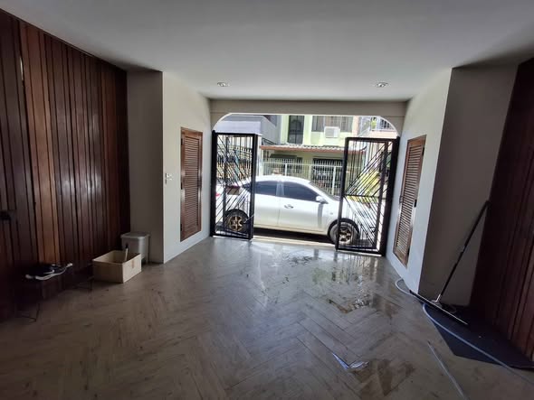 room interior of Maneeya ville