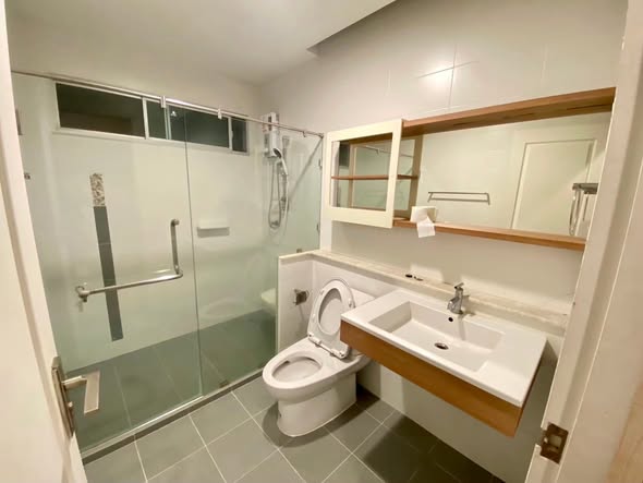room interior and bathroom of Mantana 2 (Onnut-Wongwaen)