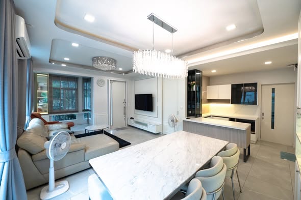 living room and kitchen of Manthana Bangna – Wongwean