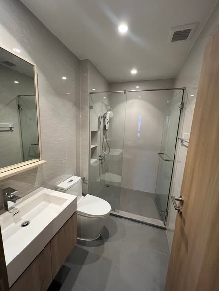 room interior and bathroom of Maru Ladprao 15 : มารุ ลาดพร้าว 15