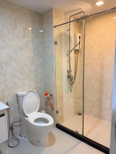 room interior and bathroom of Mayfair Place Sukhumvit 64