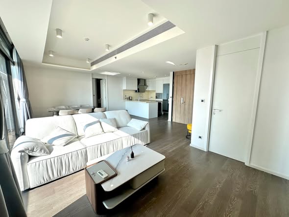 bedroom and room interior of MUNIQ Sukhumvit 23