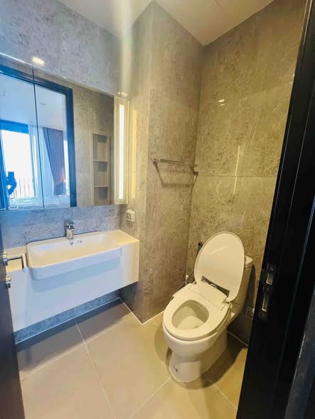 bathroom of Noble Around Ari