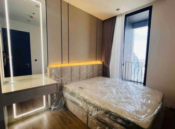 bedroom of Noble Around Ari