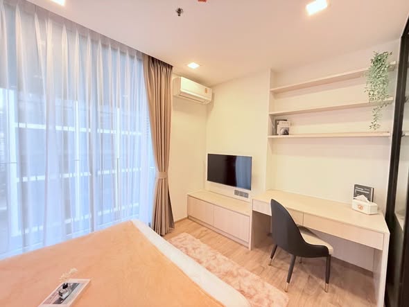 bedroom of Noble Around Ari