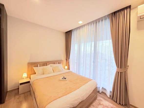 bedroom of Noble Around Ari