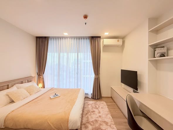 bedroom of Noble Around Ari