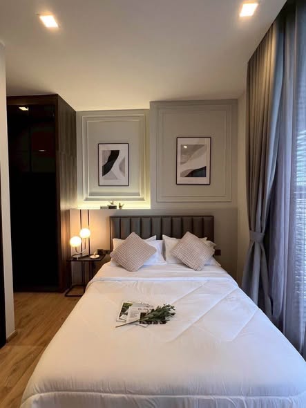 bedroom of Noble Around Ari