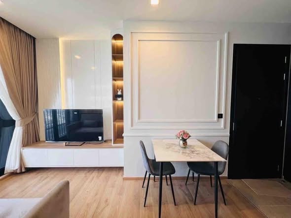 bedroom and living room of Noble Around Ari