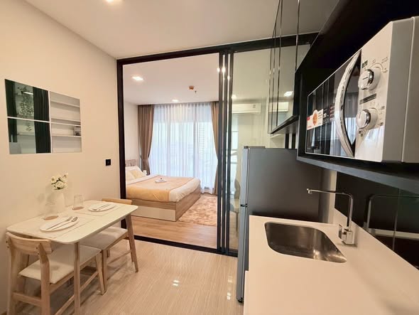 bedroom and room interior of Noble Around Ari