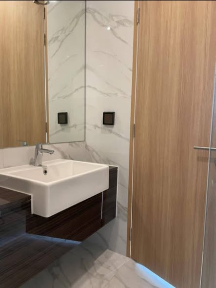 room interior and bathroom of Noble BE 19