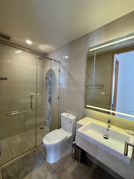 room interior and bathroom of Noble BE33