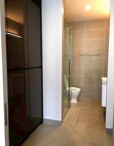room interior and bathroom of Noble Ploenchit
