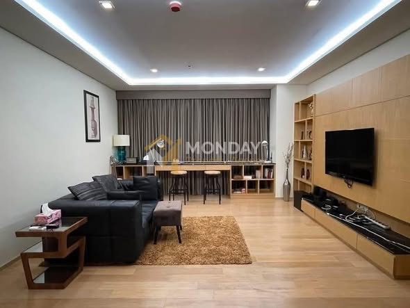 living room and bedroom of Noble Reflex