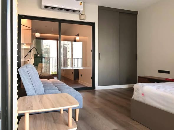 bedroom and room interior of Noble Solo