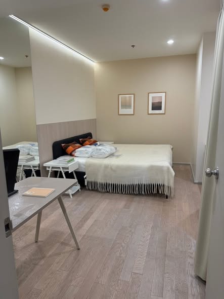 bedroom and room interior of Noble Solo