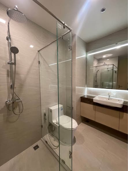 room interior and bathroom of Noble State Sukhumvit 39