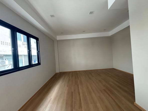 room interior of Oakhouse Sukhumvit 101/1