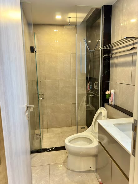 room interior and bathroom of One9Five Asoke – Rama 9