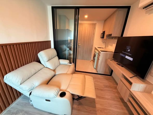 bedroom and living room of Origin Play Sri Udom Station (Sales gallery) – ออริจิ้น เพลย์ ศรีอุดม สเตชั่น (สำนักงานขาย)