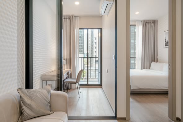 bedroom and room interior of Park​ Origin​ Phaya Thai