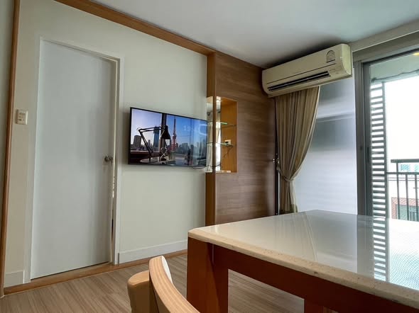 bedroom and room interior of Plus 67