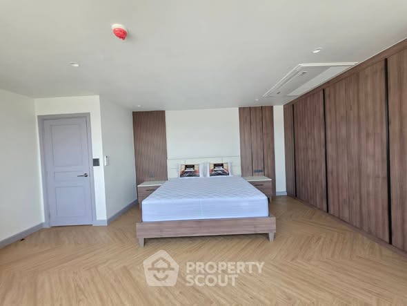 bedroom and room interior of President Park